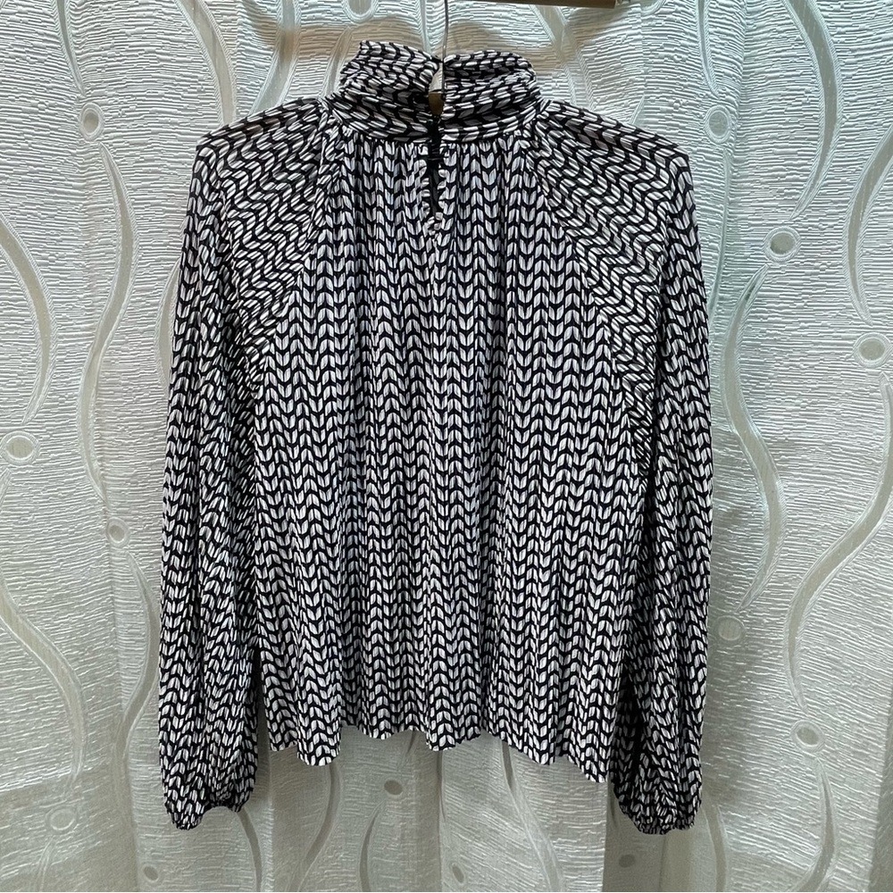 Reitmans Pleated Mock Neck Blouse Womens Black White Geometric Leaf Excellent - Picture 5 of 8